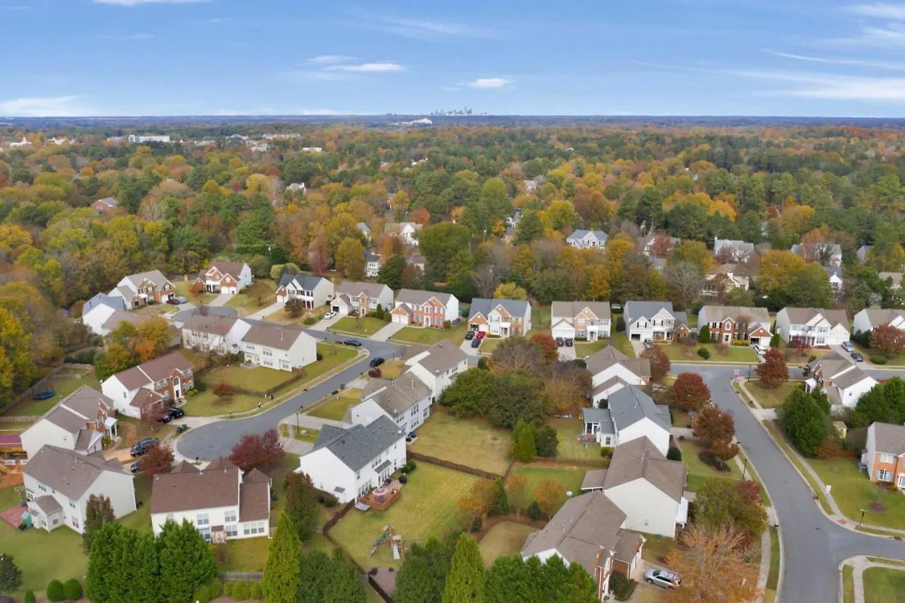 Spectacular Singe-Family Home With Pool & Amenities Charlotte Holiday home