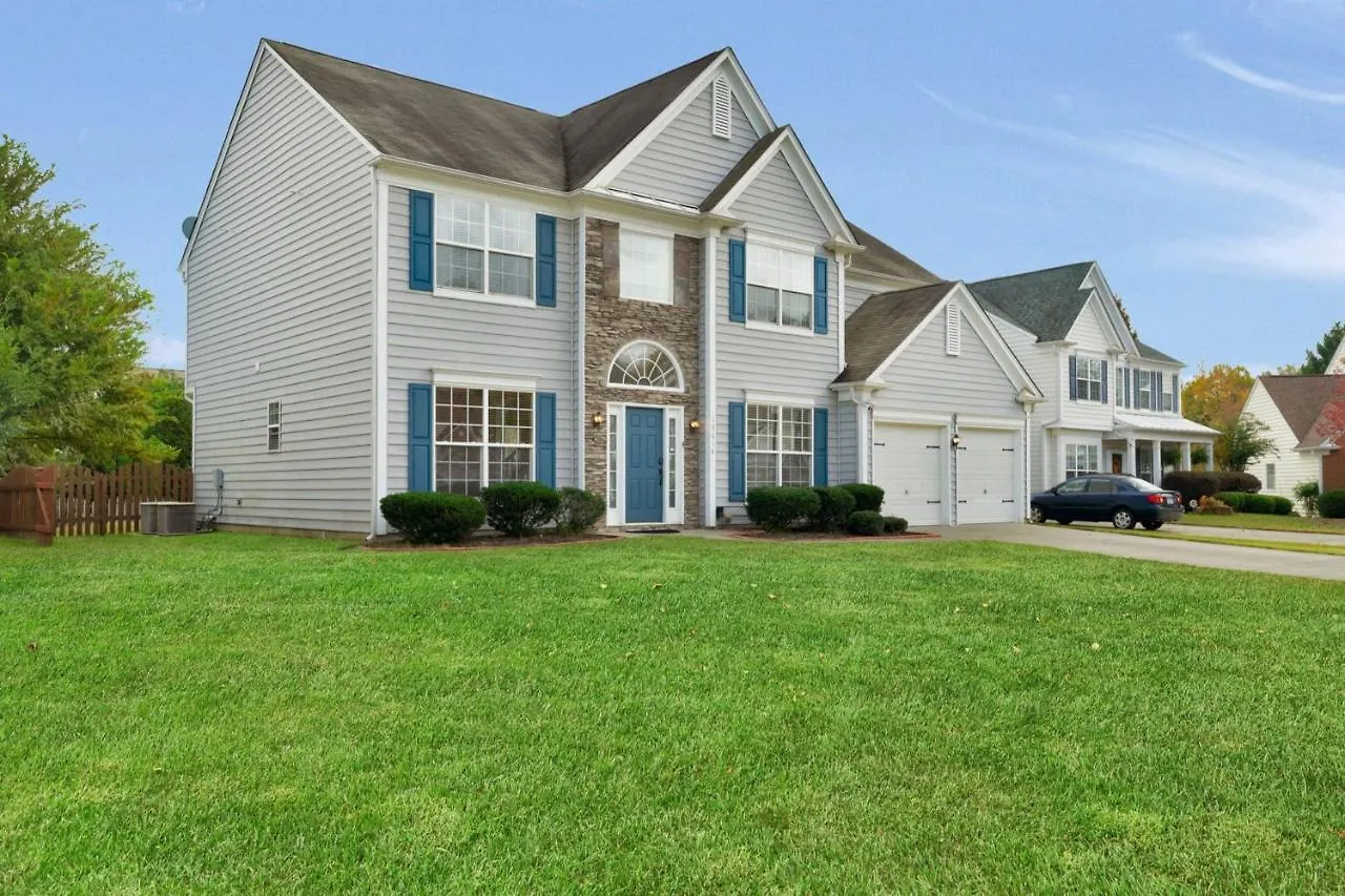 Spectacular Singe-Family Home With Pool & Amenities Charlotte Holiday home