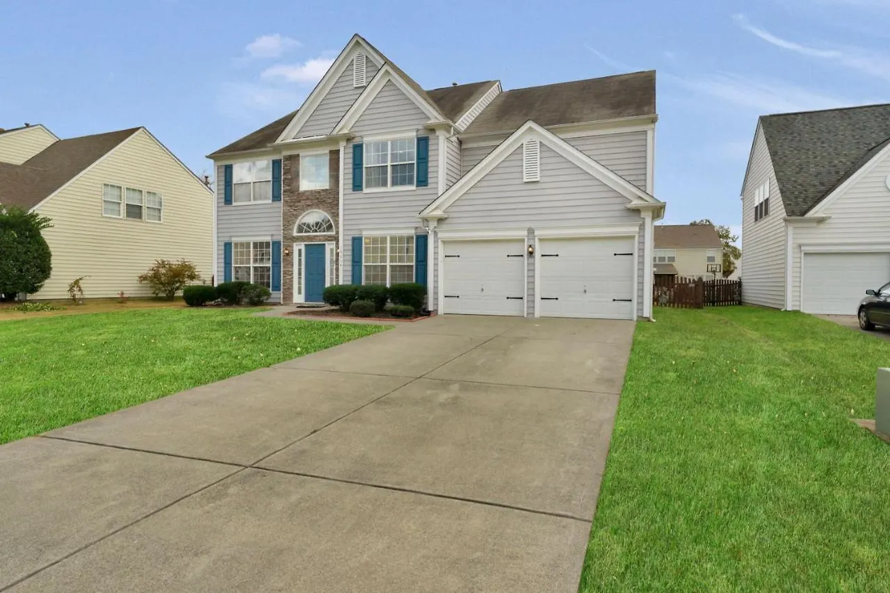 Spectacular Singe-Family Home With Pool & Amenities Charlotte Holiday home