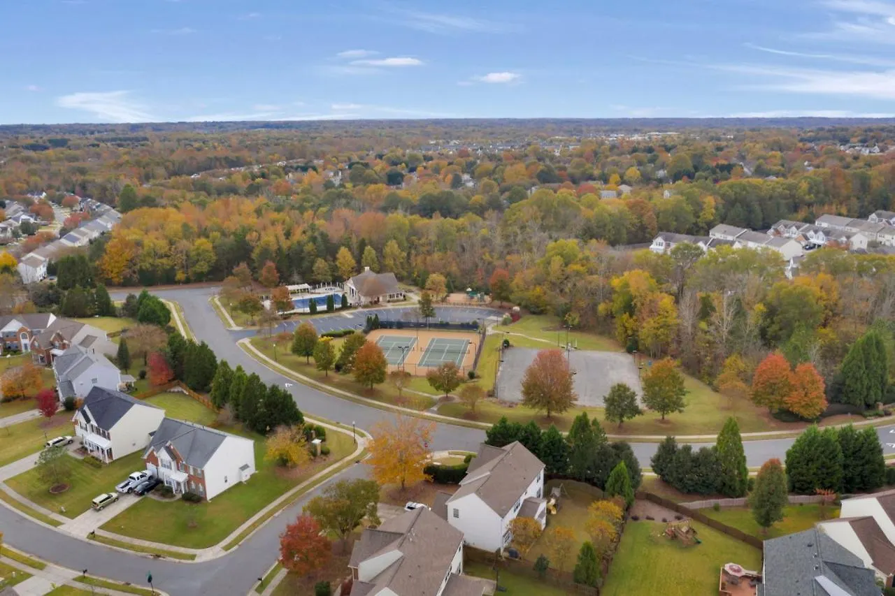 Spectacular Singe-Family Home With Pool & Amenities Charlotte