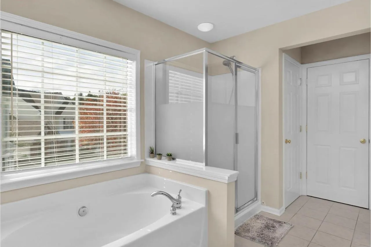 Spectacular Singe-Family Home With Pool & Amenities Charlotte